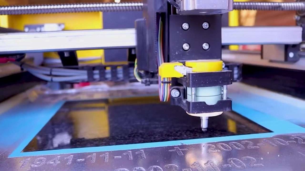 Diamond-tip etching machine for granite memorial portraits